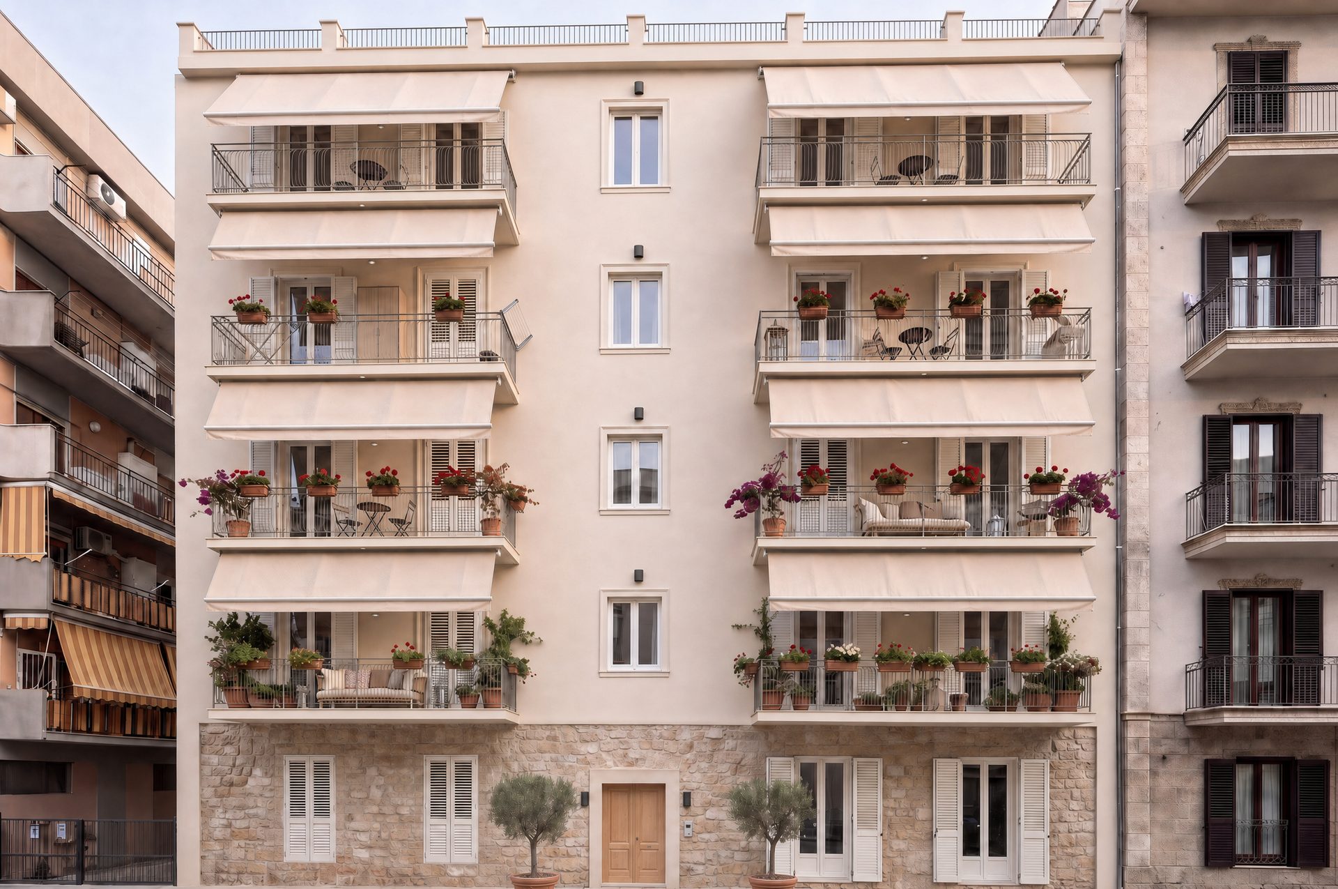 Render di progetto della facciata di via Abramo Lincoln 35 di giorno: cinque livelli con tende e piante sui balconi, zoccolo in pietra, portone in legno.